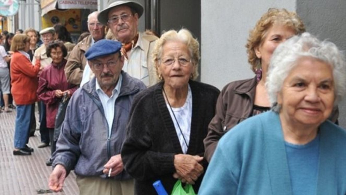 El FMI presiona por una reforma previsional y laboral: exige que se suba la edad 