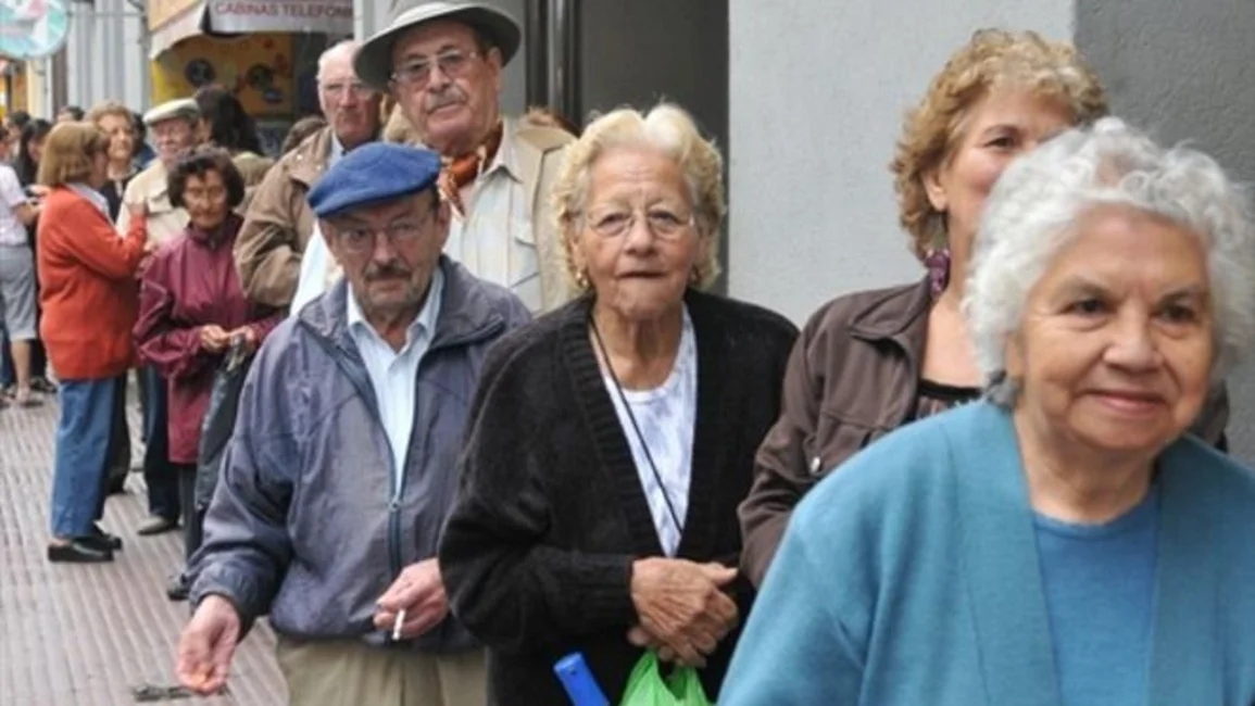 El FMI presiona por una reforma previsional y laboral: exige que se suba la edad 