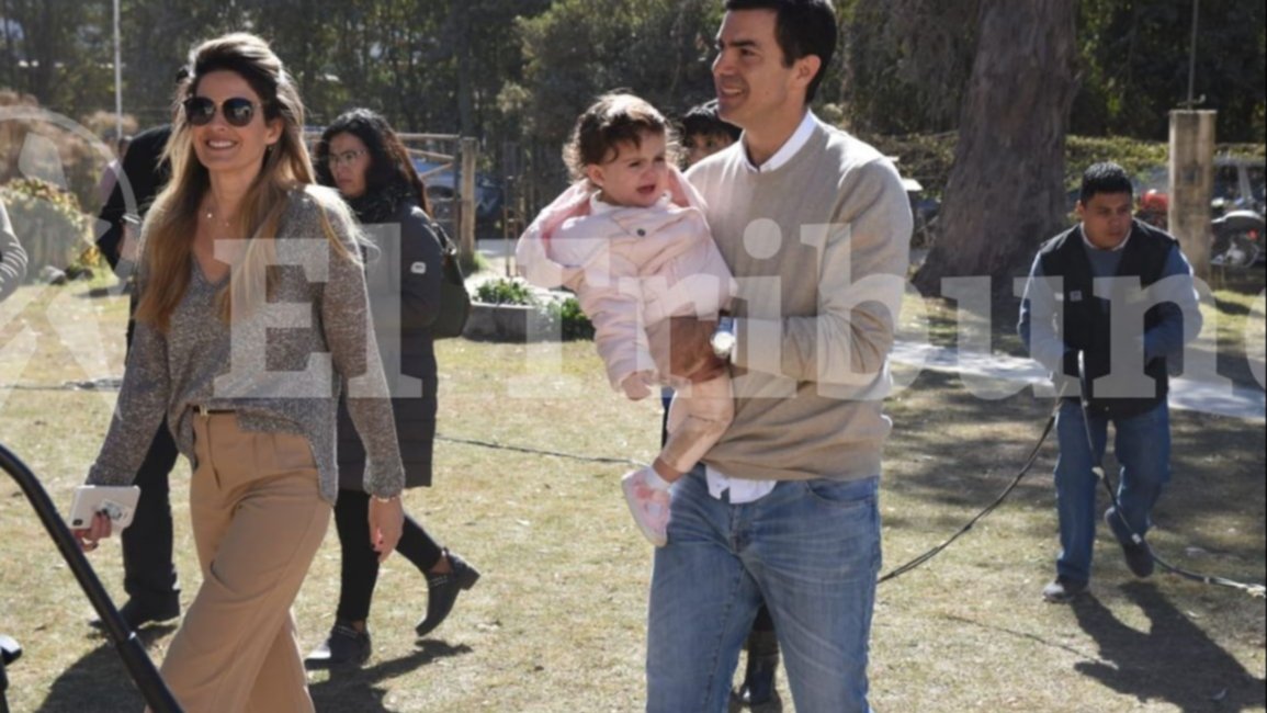 El look de Isabel Macedo para ir a votar junto a su hija