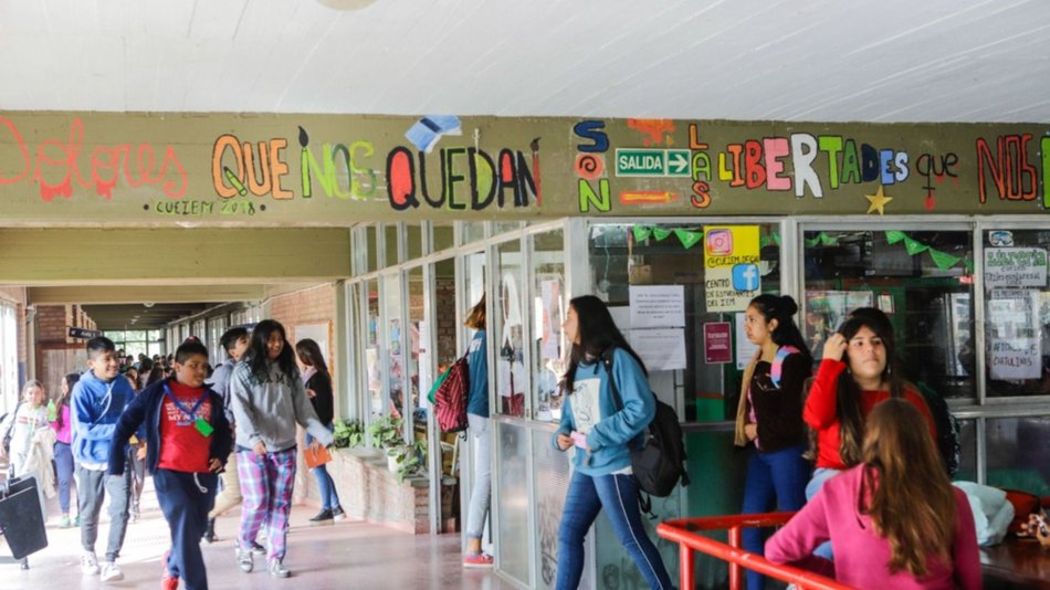 Feria de garaje de los alumnos del IEM para recaudar fondos para un viaje de estudios