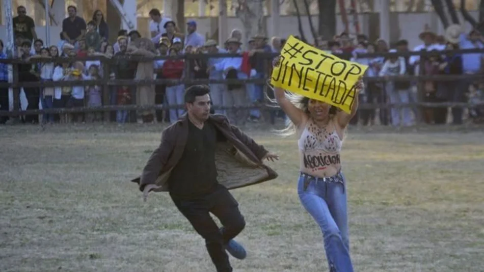 Expo Rural Salteña: en plena jineteada ingresó a la pista para protestar contra el “maltrato animal”