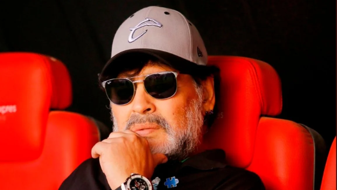 Renunció Ortiz y suena Maradona como reemplazante