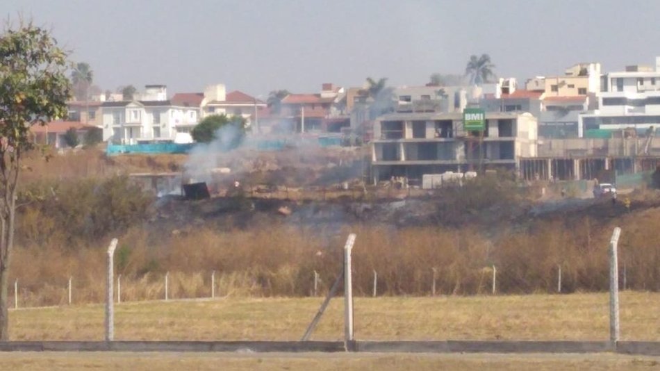 VIDEO. Alerta en los vecinos: peligroso incendio de pastizales en la zona oeste 