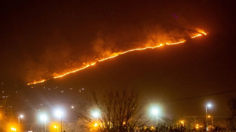 Videos. Un temible incendio forestal en el cerro Mojotoro, mirá las imágenes