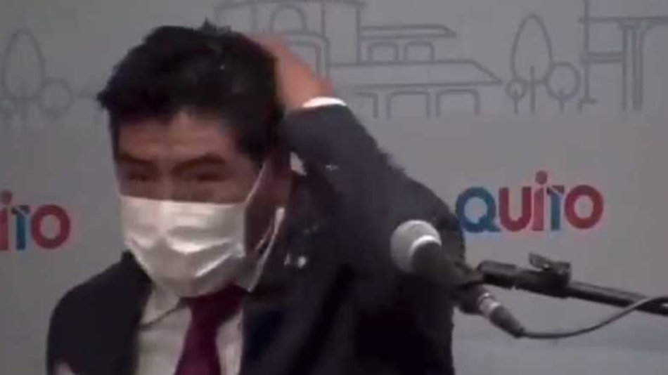 VIDEO Un concejal le tiró un vaso de agua en la cara al alcalde de Quito en pleno discurso
