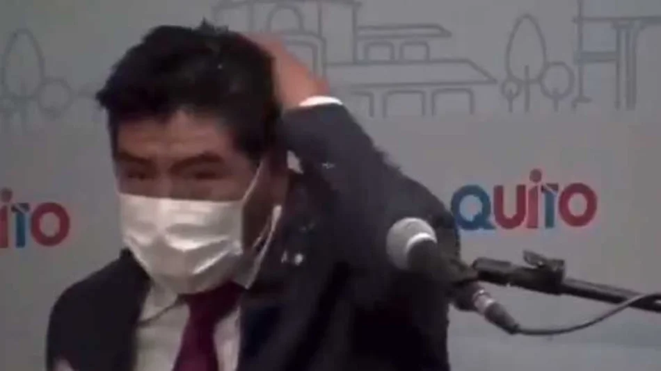 VIDEO Un concejal le tiró un vaso de agua en la cara al alcalde de Quito en pleno discurso