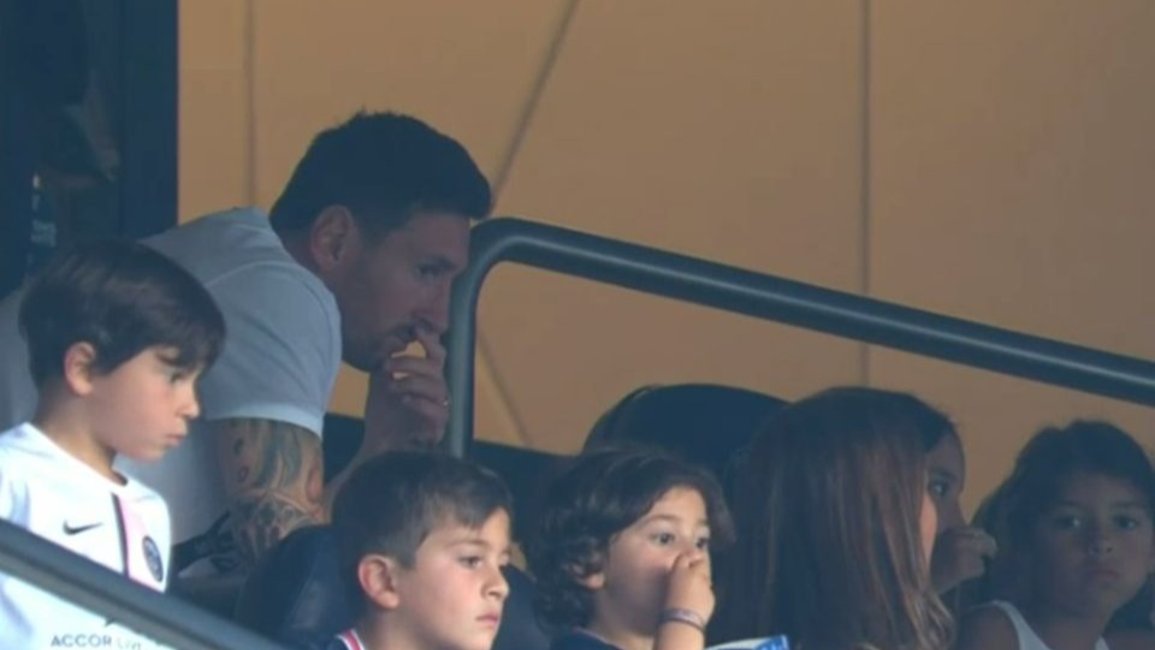 Con Messi en la tribuna y con un gol de Icardi, el PSG derrotó a Estrasburgo