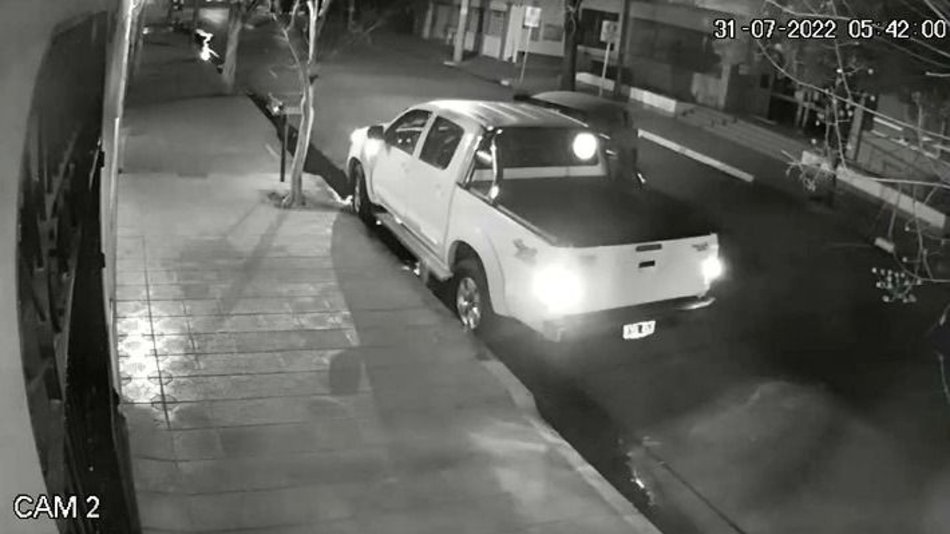 VIDEOS. Circulaba en contramano por calle España y chocó de frente a una camioneta estacionada