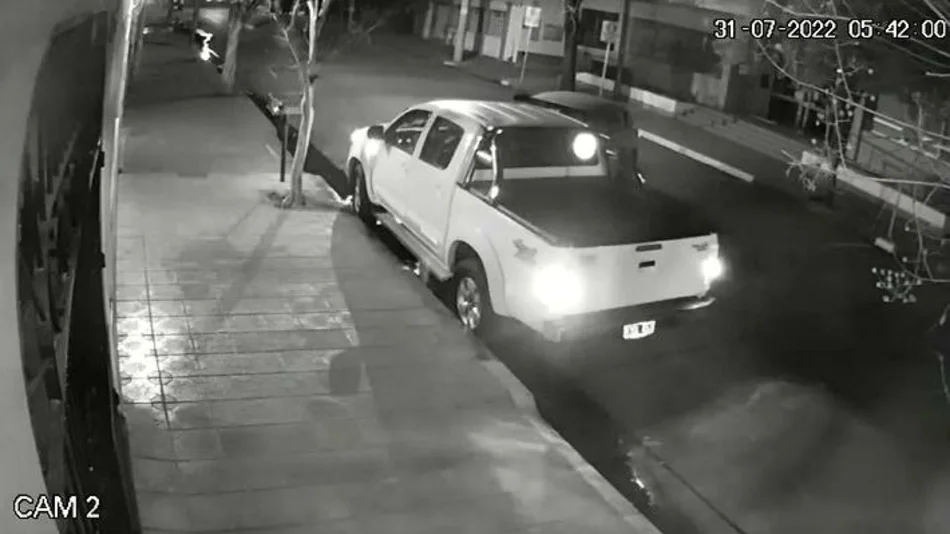 VIDEOS. Circulaba en contramano por calle España y chocó de frente a una camioneta estacionada