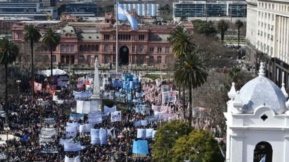 Piqueteros acampan en Plaza de Mayo con reclamos a Massa y al Gobierno