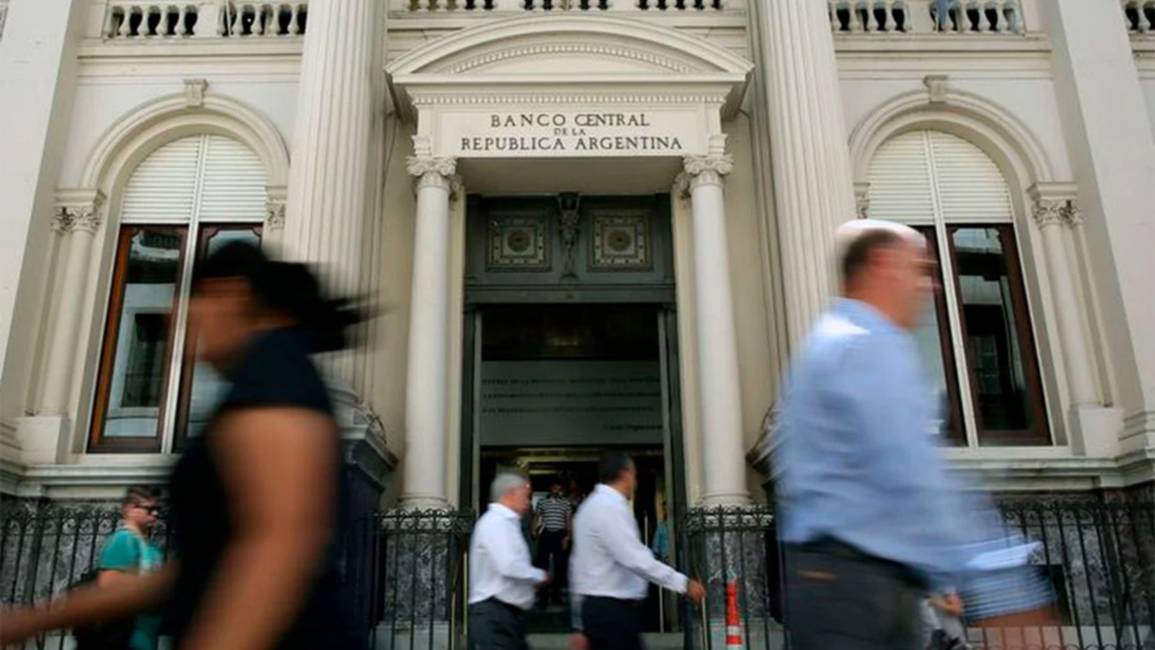 Tras la suba de tasas del Banco Central, el dólar blue cotiza en baja