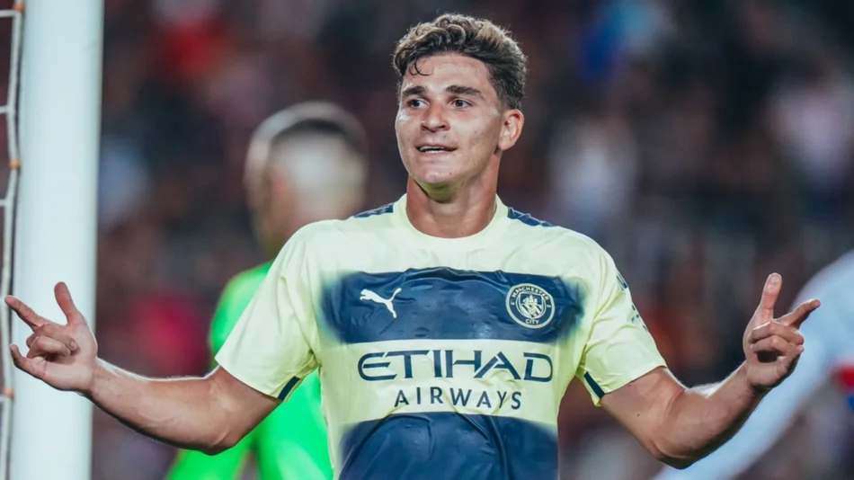Julián Álvarez fue titular en el Manchester City y le hizo un gol al Barcelona