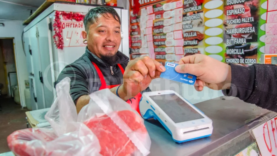 Menos efectivo en los barrios de Salta: pagan más con tarjetas y transferencias