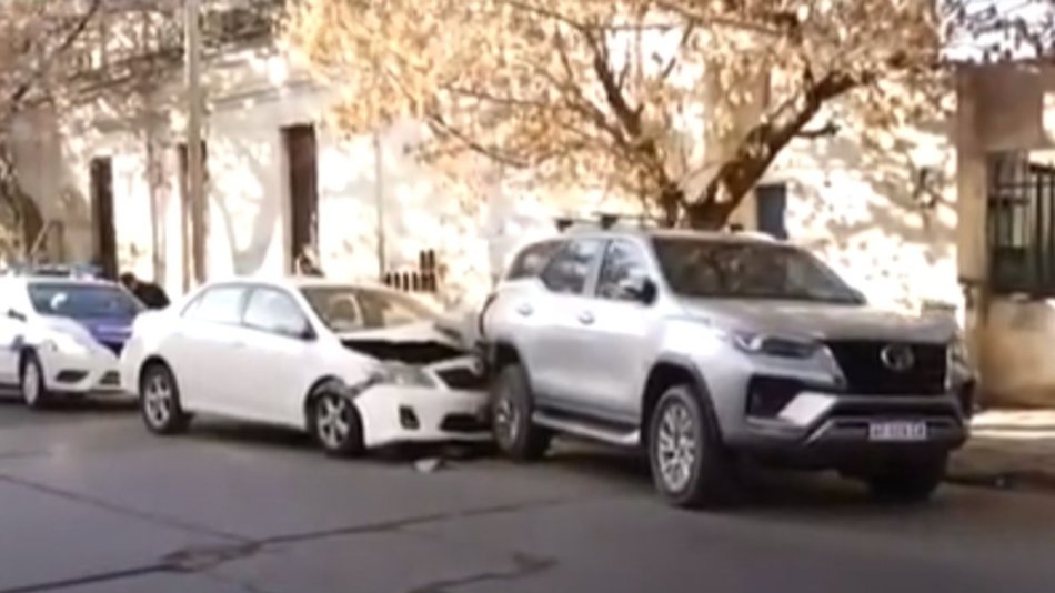 Chocó a una camioneta que estaba estacionada sobre avenida Alvear