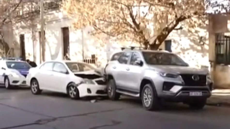 Chocó a una camioneta que estaba estacionada sobre avenida Alvear