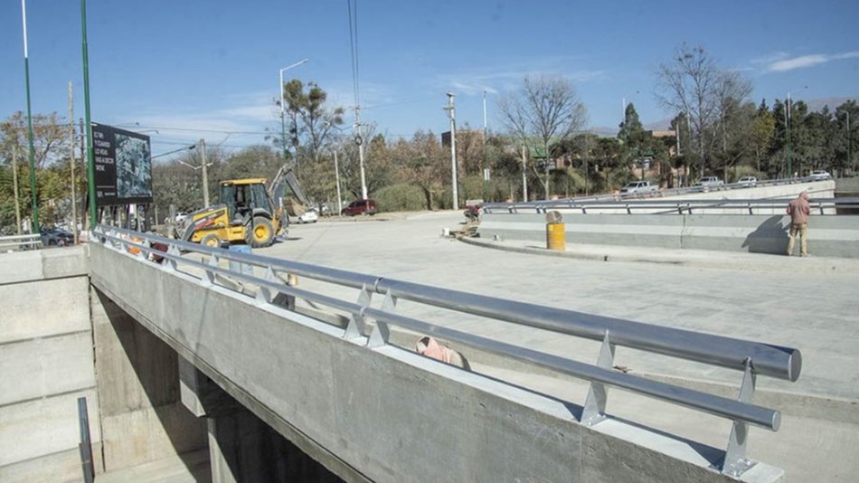 Se habilitó uno de los puentes sobre el paso bajo nivel en el acceso a Grand Bourg