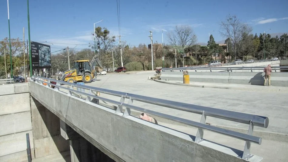 Se habilitó uno de los puentes sobre el paso bajo nivel en el acceso a Grand Bourg