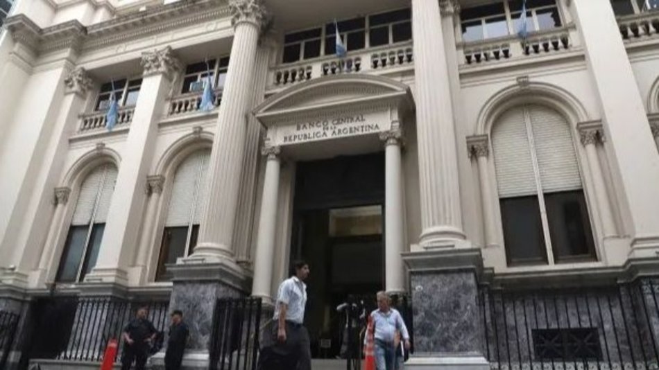 El Gobierno devalúa y sube más de un 20% el dólar oficial