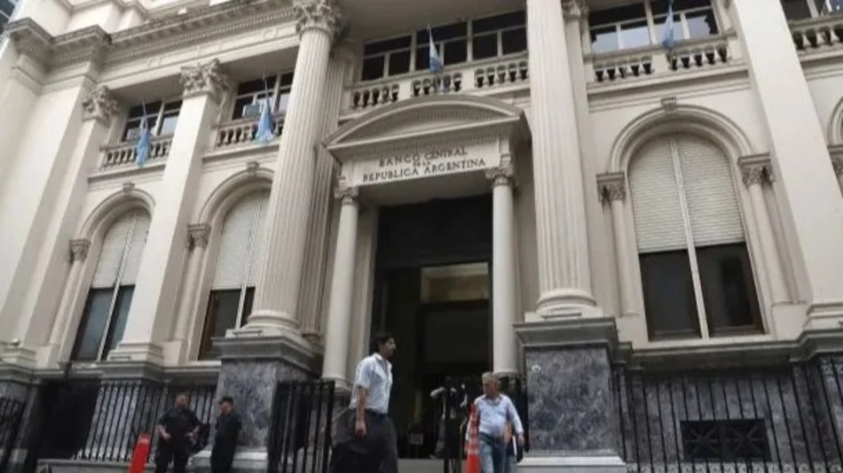 El Gobierno devalúa y sube más de un 20% el dólar oficial