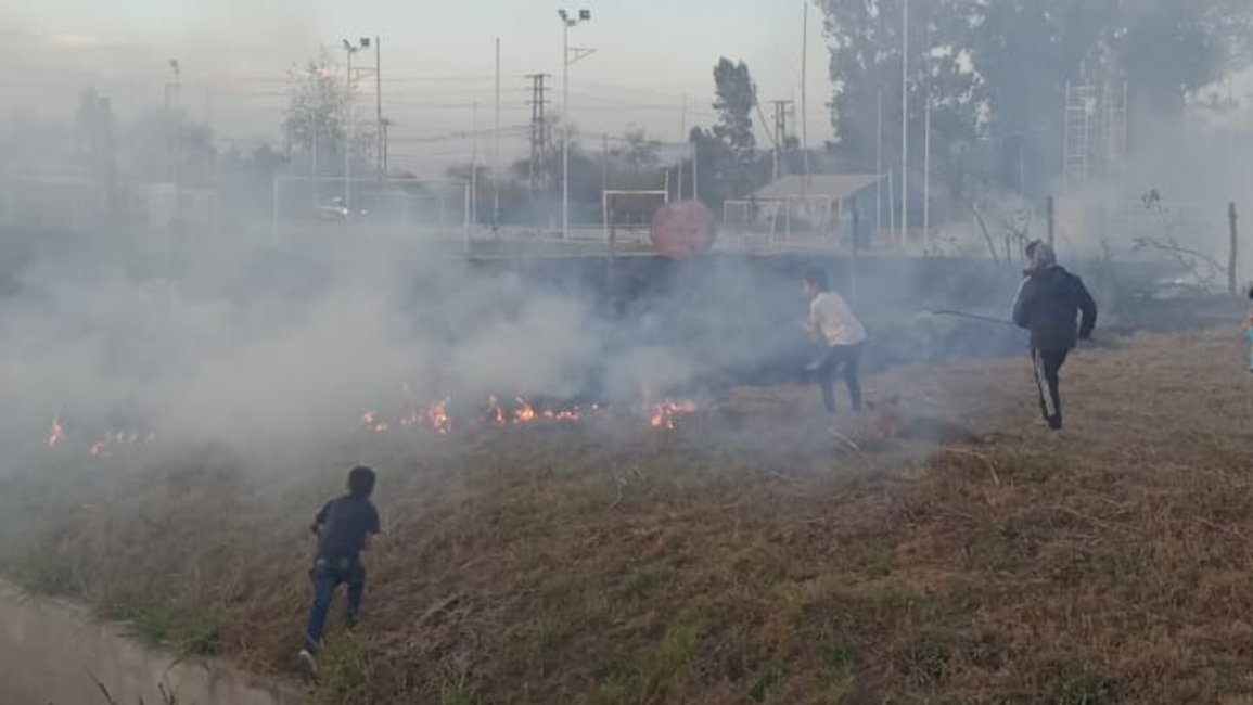 Camino a San Agustín: una cancha de fútbol 5 y una casa de familia, en peligro por un incendio de pastizales 