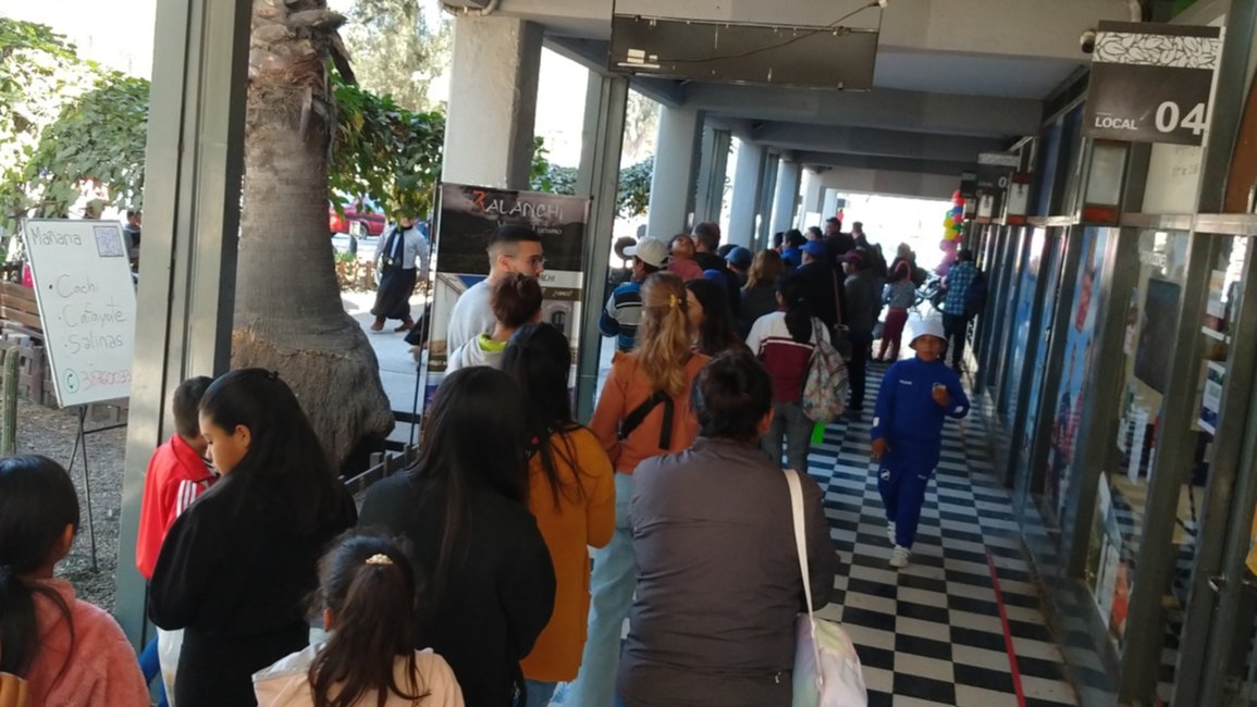 Furor de familias salteñas y  turistas en el Teleférico San Bernardo por el  Día del Niño