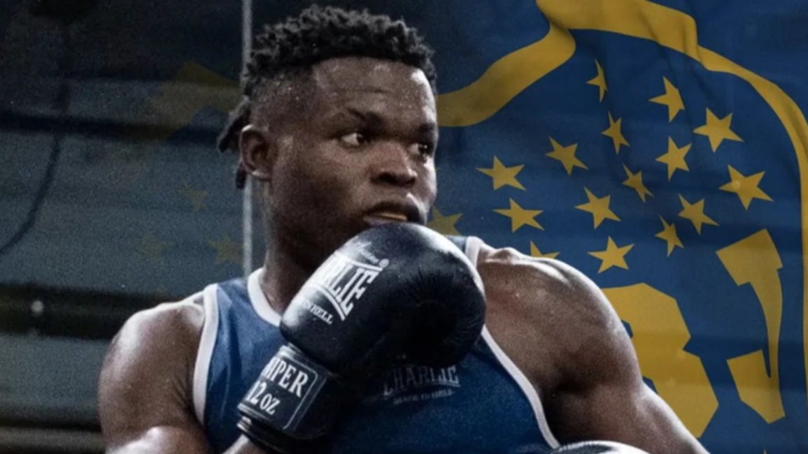 Se llama Bocas Junior, es campeón de boxeo y nació en Camerún