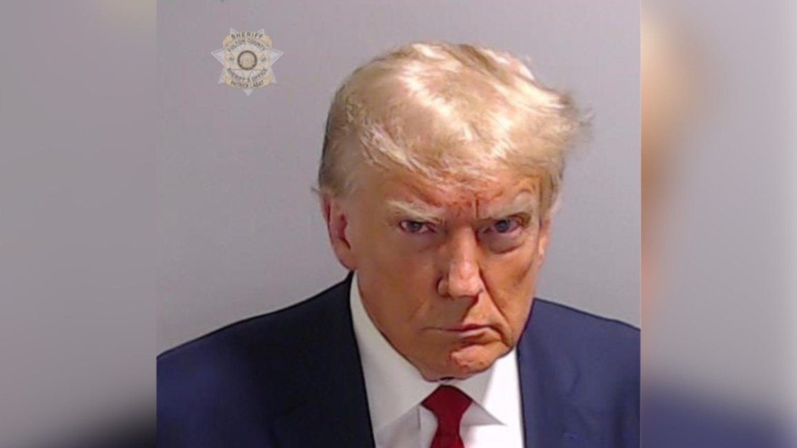 Donald Trump ya fue fichado por cargos electorales, pagó la fianza y salió a hablar con la prensa
