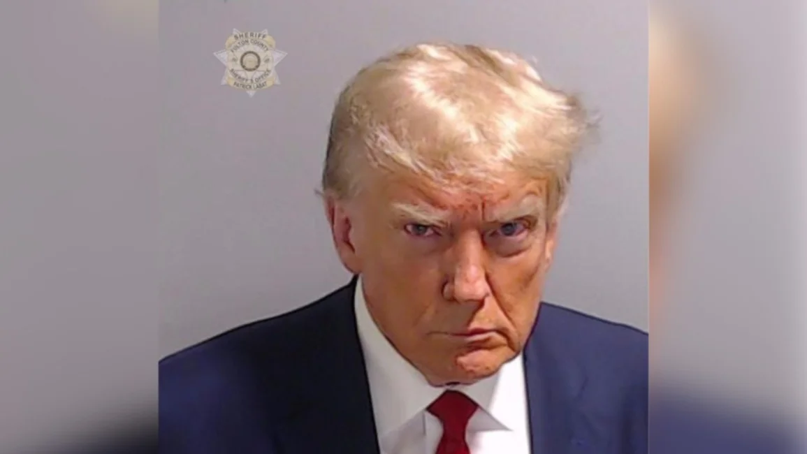 Donald Trump ya fue fichado por cargos electorales, pagó la fianza y salió a hablar con la prensa