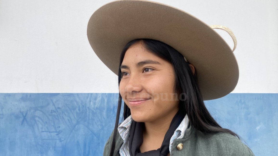Desfiló con traje de gaucha y sombrero, y la eligieron princesa