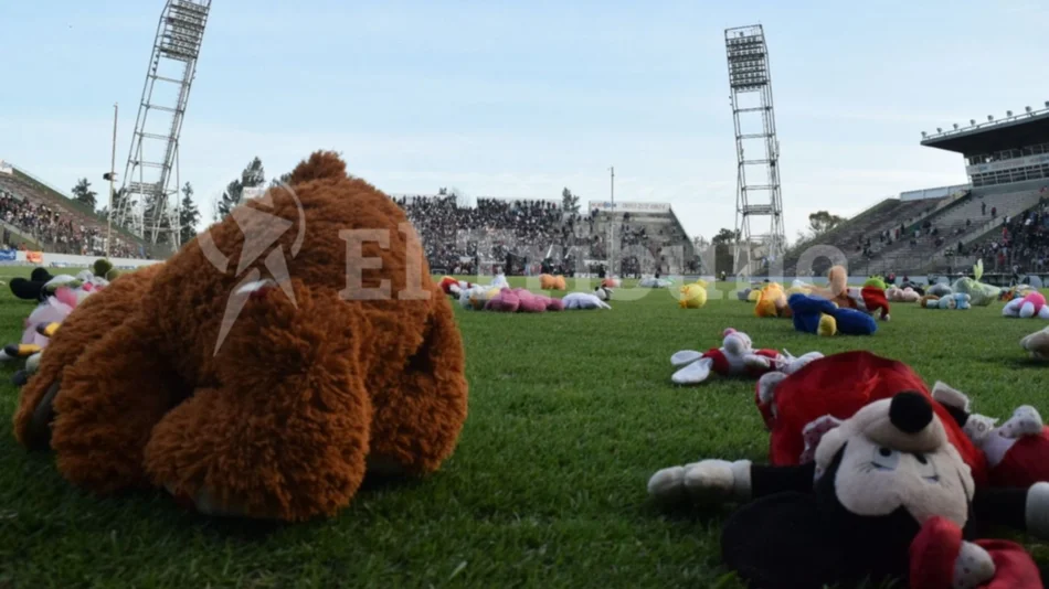 VIDEO. Los hinchas de Central Norte arrojaron y donaron miles de peluches