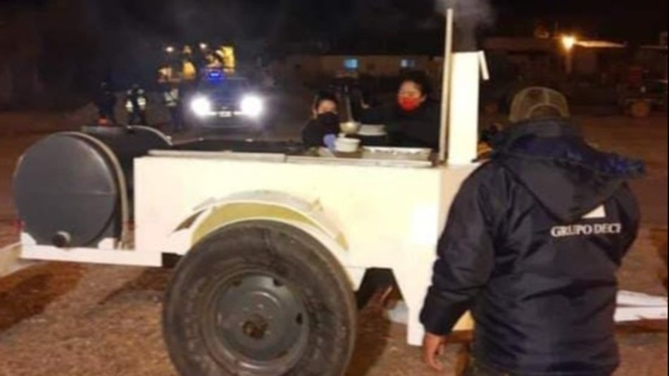 Un "carrito solidario" reparte comida a familias carenciadas