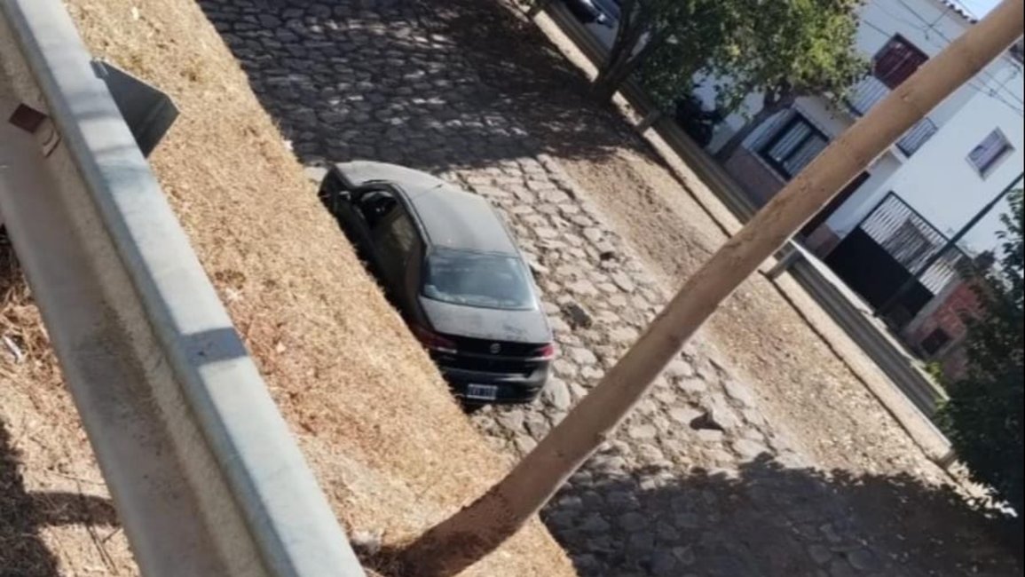 Un auto cayó al canal de Av. Constitución tras colisionar con otro vehículo