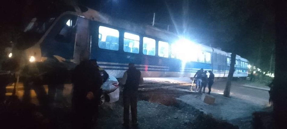 Tren de pasajeros colisionó con un auto en General Güemes