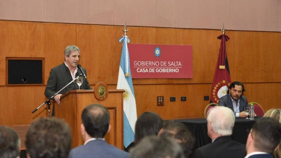 Caputo volvió a negar una devaluación y aseguró que Milei no perdió popularidad a pesar del ajuste