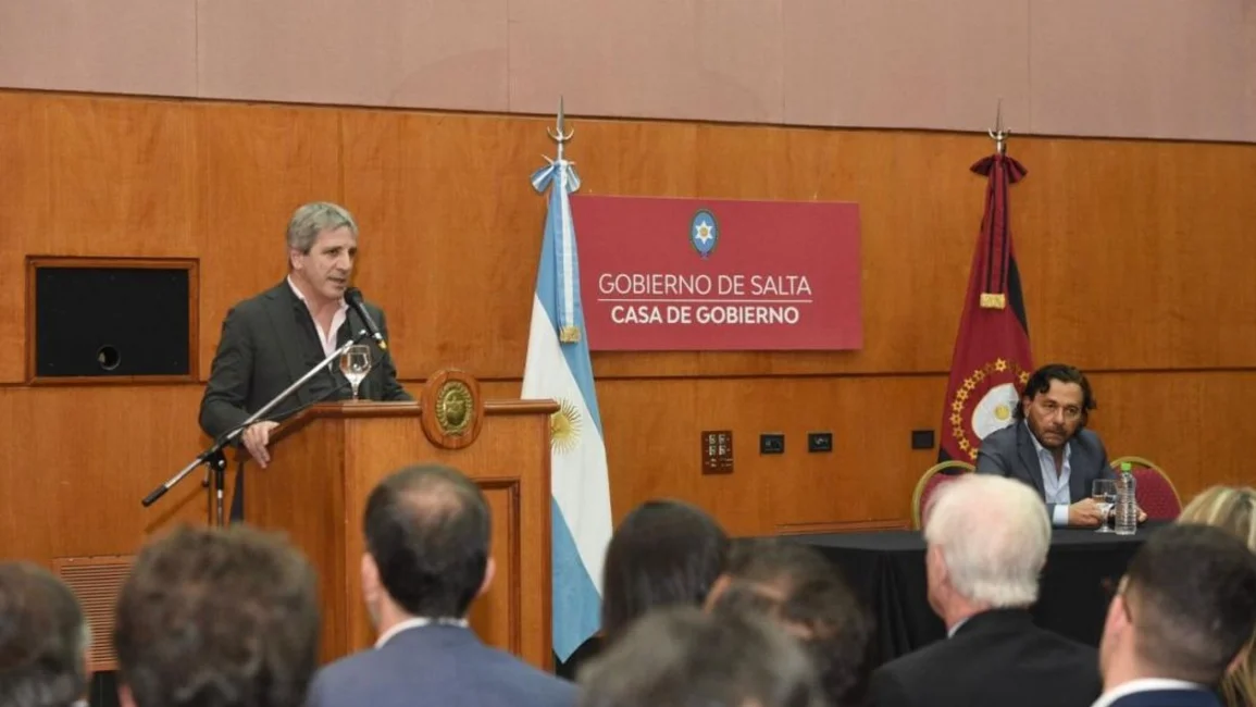 Caputo volvió a negar una devaluación y aseguró que Milei no perdió popularidad a pesar del ajuste