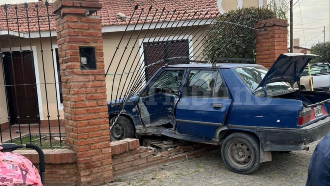 Impactante siniestro en el barrio San Carlos: un auto se incrustó en una casa y tres menores fueron asistidos