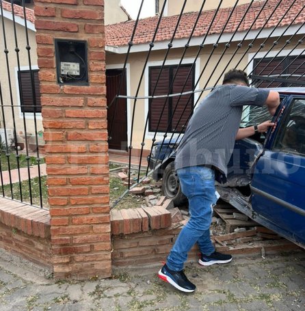 Impactante siniestro en el barrio San Carlos: un auto se incrustó en una casa y tres menores fueron asistidos