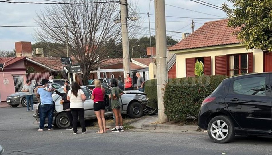Impactante siniestro en el barrio San Carlos: un auto se incrustó en una casa y tres menores fueron asistidos