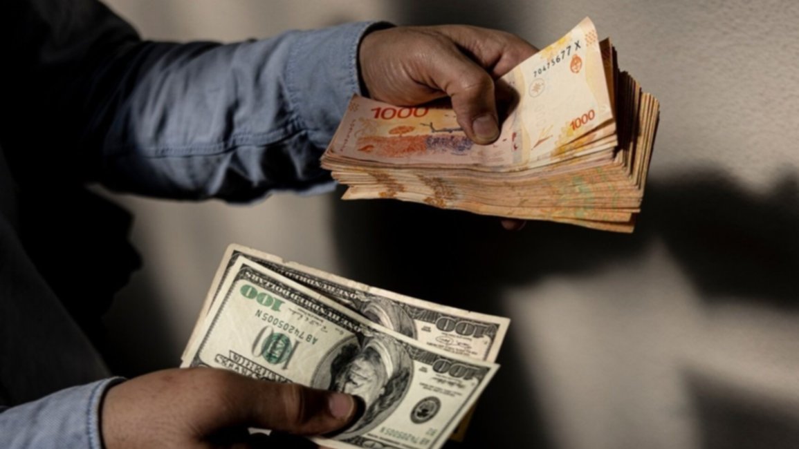 Las políticas de Caputo acentúan la crisis: el 57% de los argentinos usa sus ahorros para afrontar sus gastos mensuales 