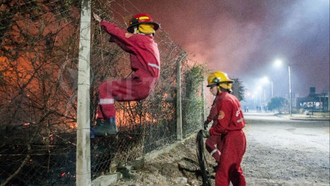 Salta en llamas: Más de 400 personas trabajaron durante más de 15 horas para combatir los incendios en pastizales