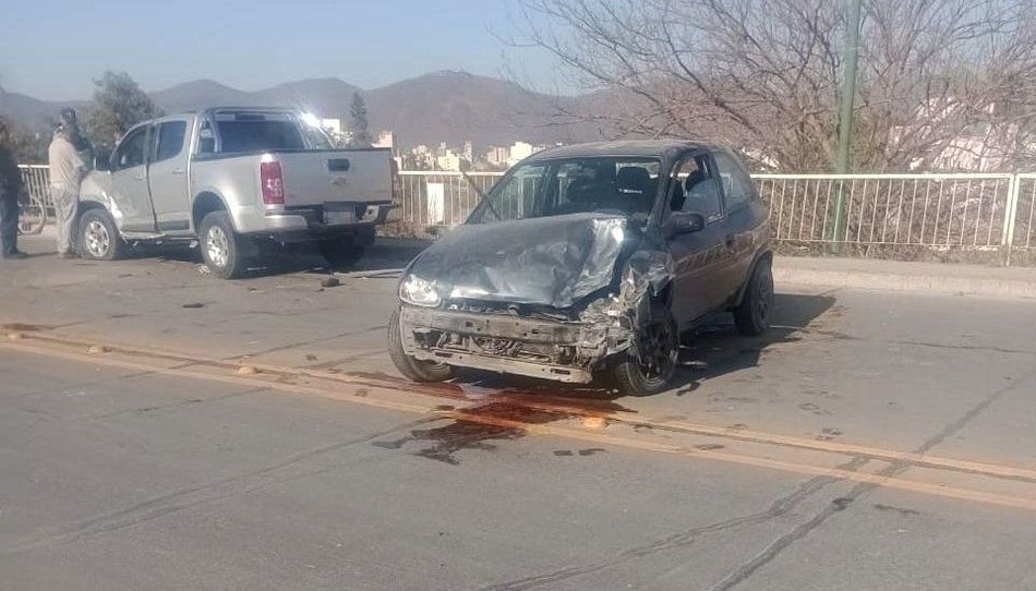 Impactante choque en la avenida Juan XIII: uno de los autos cayó de un puente