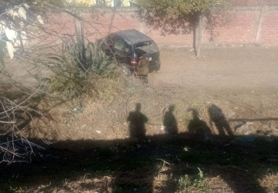 Impactante choque en la avenida Juan XIII: uno de los autos cayó de un puente