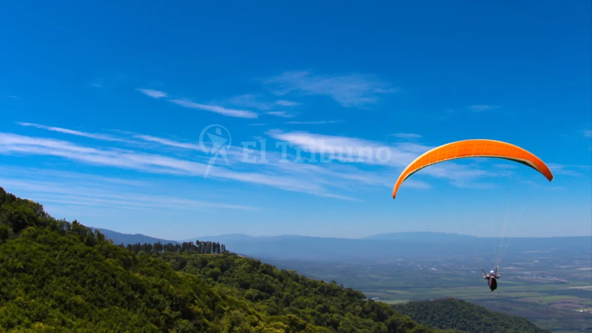 Tragedia en el cerro Ala Delta: un joven murió tras caer al vacío mientras practicaba parapente