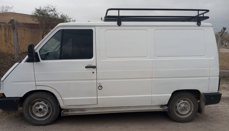 La policía caminera localizó un Citroën C4 y una Trafic con pedidos de secuestro