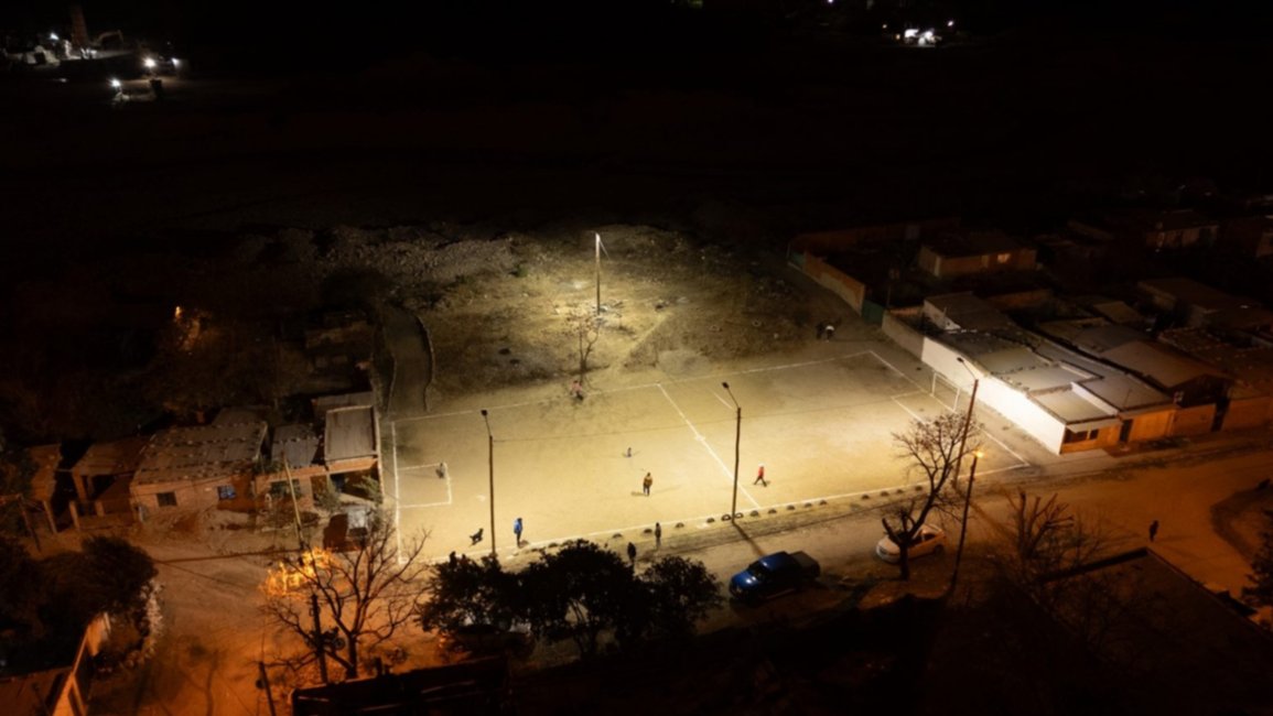 Nueva iluminación en la canchita de fútbol del barrio 15 de Septiembre