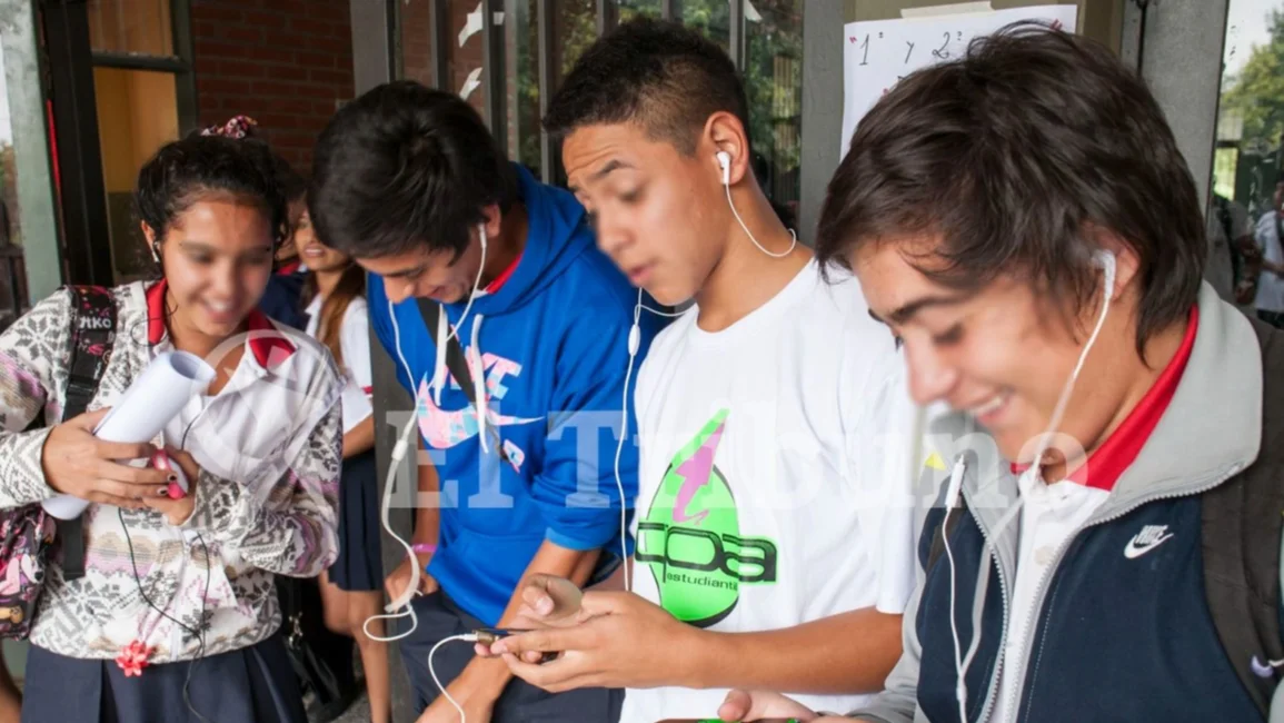 Uso de celulares en las escuelas de Salta: docentes prefieren prohibirlo y Educación aún no decide 