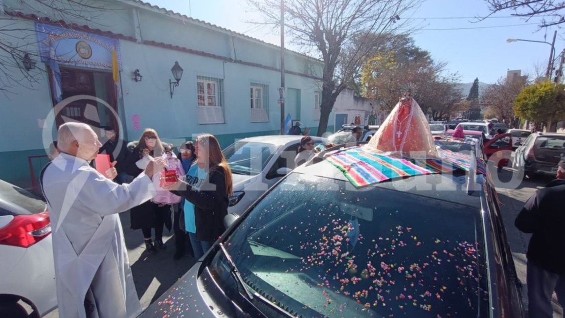Virgen de Urkupiña:  tradicional chaya de autos en iglesia del Pilar