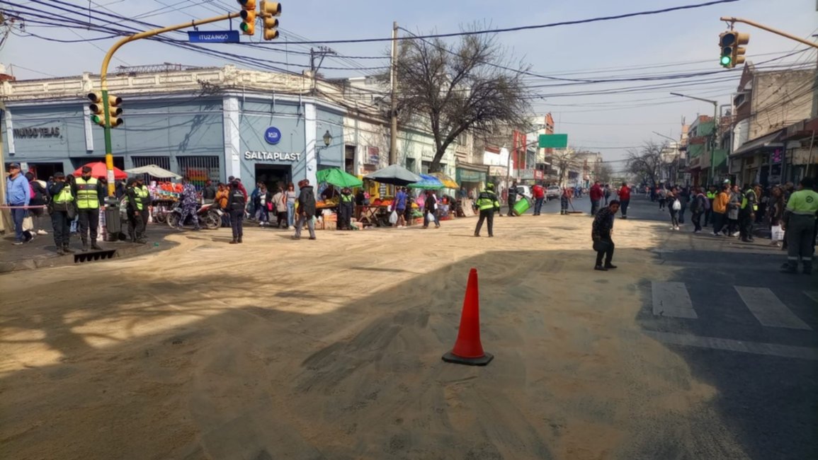 Un derrame de aceite provocó un corte de tránsito y un caos vehicular en avenida San Martín