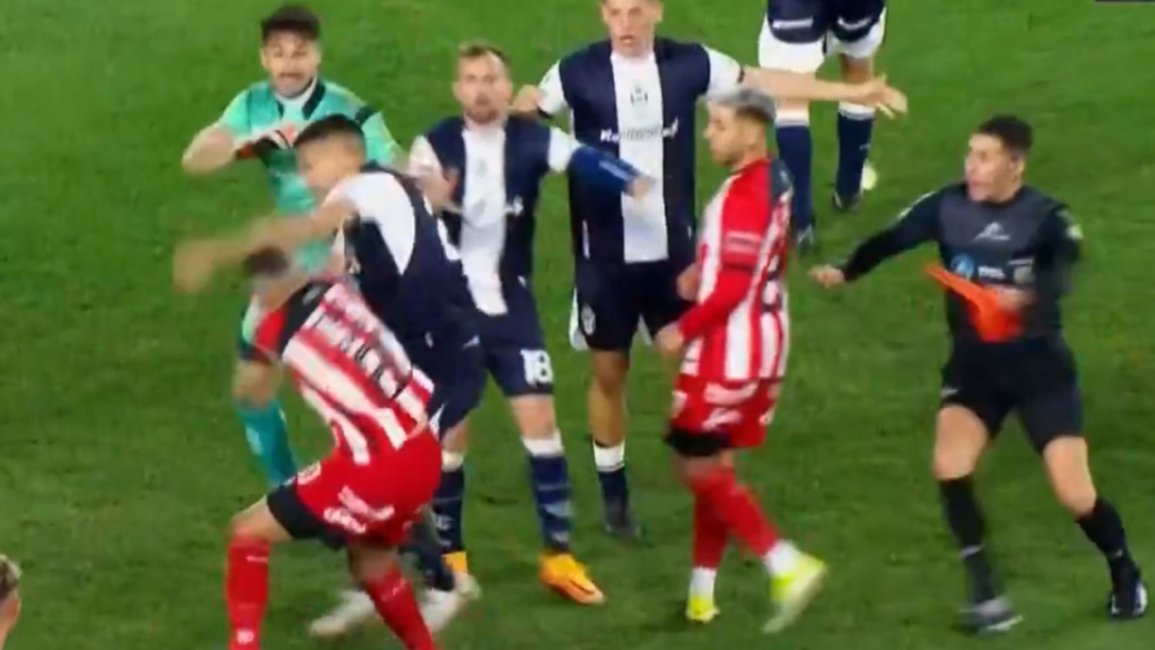 Bochornoso final entre Barracas y Gimnasia de La Plata: los jugadores terminaron a las piñas