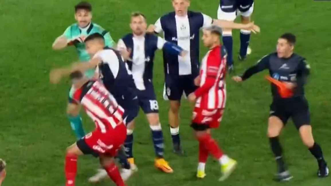 Bochornoso final entre Barracas y Gimnasia de La Plata: los jugadores terminaron a las piñas